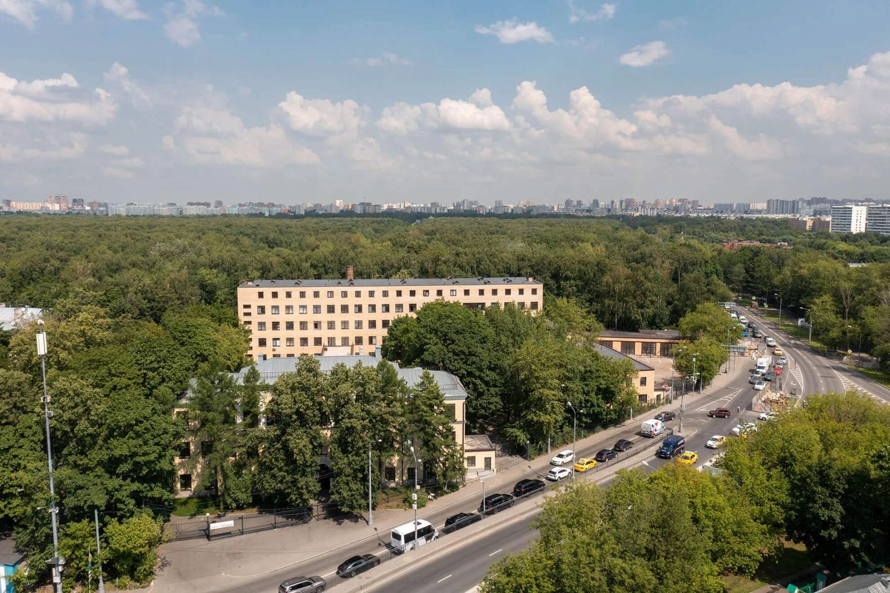 Продам квартиру в Москве по адресу аллея Первой Маёвки, 15с3, площадь 212 квм Недвижимость Москва (Россия)  Апартаменты сдаются в готовом ремонте